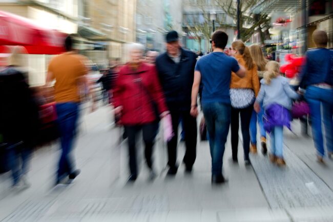 Shopping in einer Stadt mit zoomeffekt