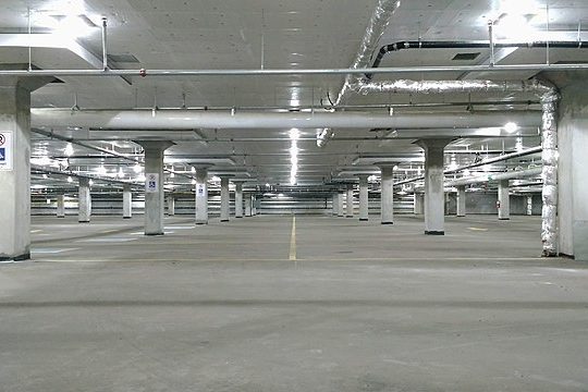 640px-Empty_parking_garage_(42791016642)